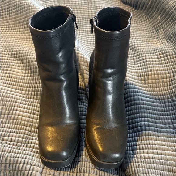 Steve Madden Sleek Black Ankle Booties - Picture 1 of 6